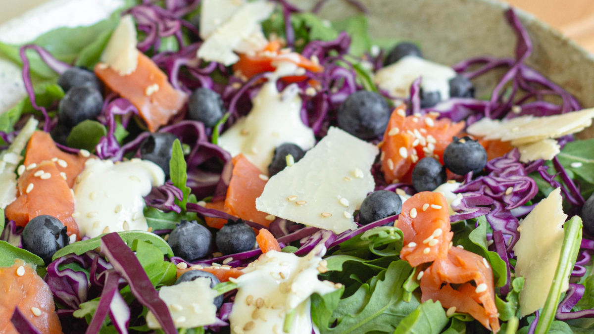 BLU-VIOLA: insalatona di mirtilli, salmone e salsa al Grana Padano DOP