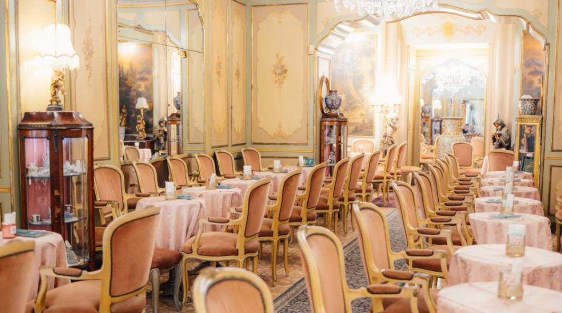 Sala della pasticceria Balzola con tavoli e sedie antiche sui toni del rosa