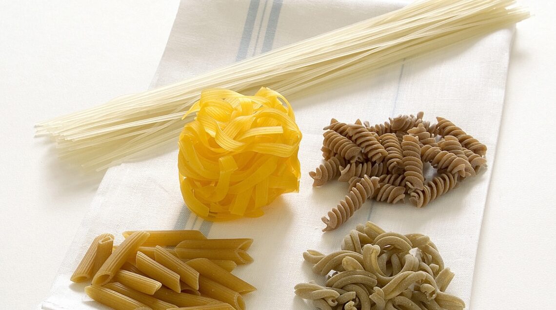 Pasta lunga e corta di riso, mais, farro e legumi