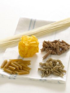 Pasta lunga e corta di riso, mais, farro e legumi
