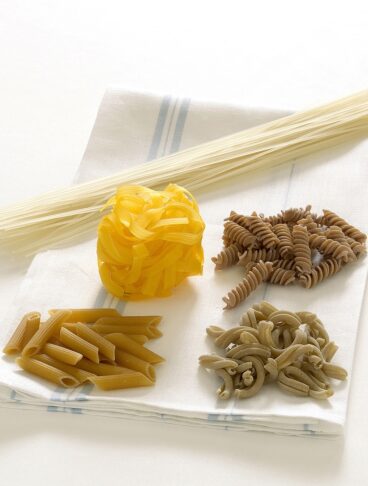 Pasta lunga e corta di riso, mais, farro e legumi