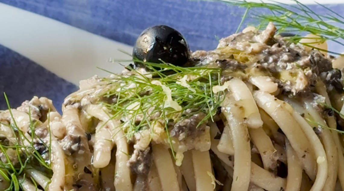 linguine con pesto di olive nere, mandorle, limone, finocchietto