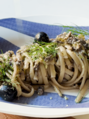 linguine con pesto di olive nere, mandorle, limone, finocchietto