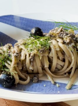linguine con pesto di olive nere, mandorle, limone, finocchietto