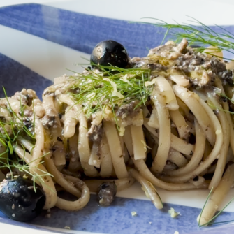linguine con pesto di olive nere, mandorle, limone, finocchietto