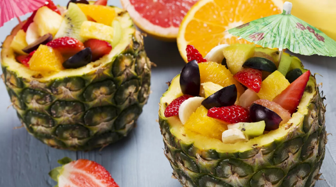 Ananas tagliata e svuotata fa da contenitore a una macedonia di frutta