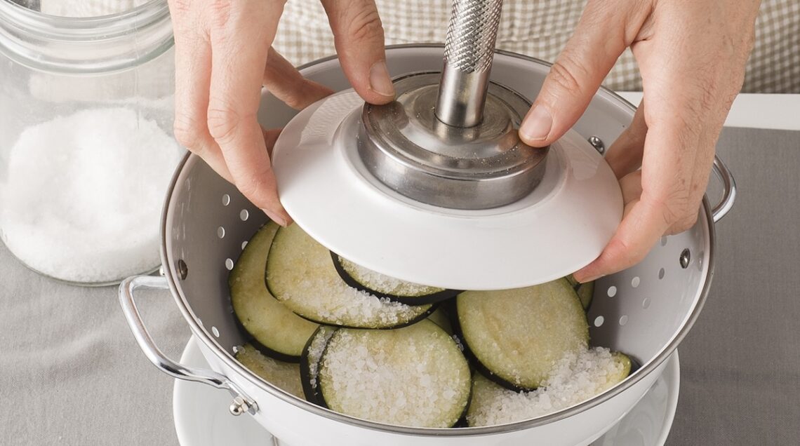 melanzane salate e coperte con un peso