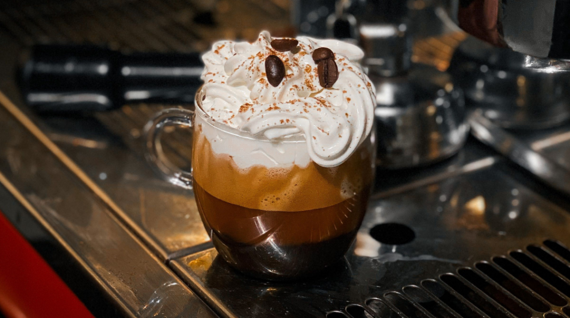 caff&egrave; con panna in tazzina trasparente