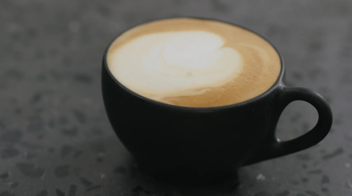 flat white in tazza nera