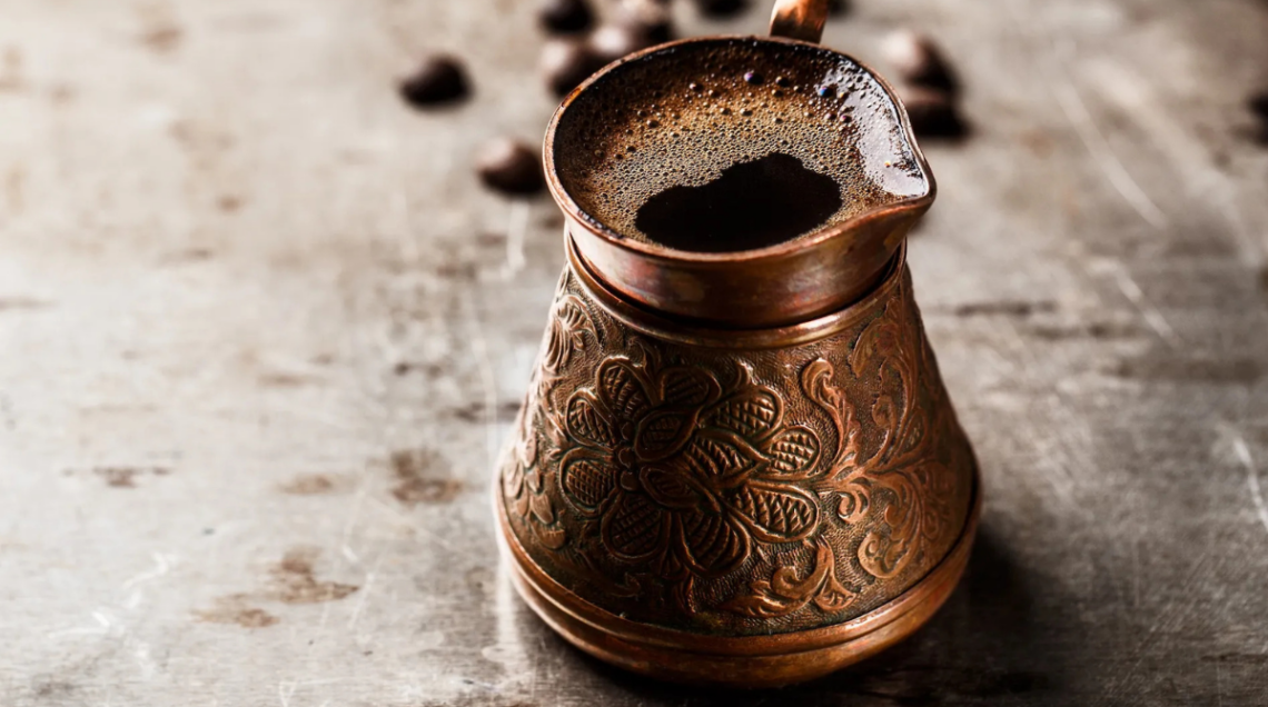 il caff&egrave; turco all'interno dell'apposito bricco di rame, chiamato cezve o ibrik
