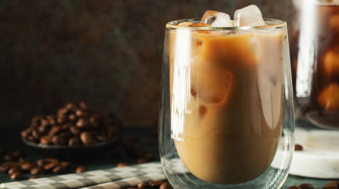 un caf&eacute; de olla all'interno di una tazzina senza manico trasparente, con ghiaccio