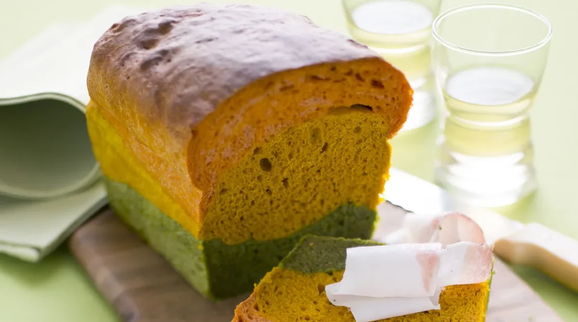 un pancarrè tricolore con curcuma su tagliere di legno, tagliato