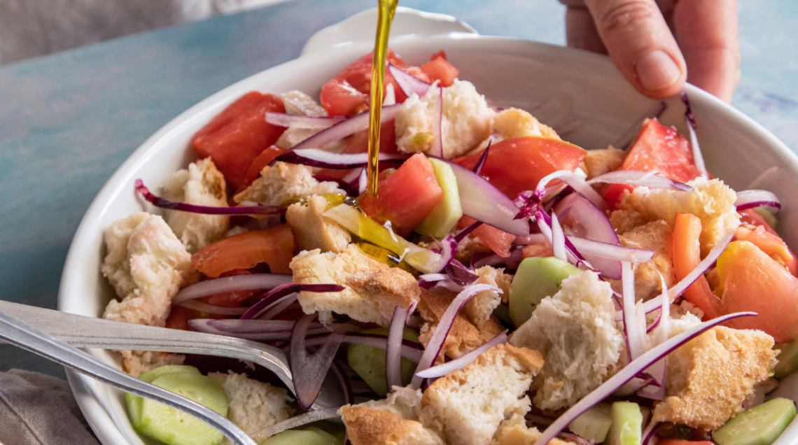 Un filo d'olio viene versato sulla panzanella