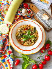 pasta con tenerumi zucchine pomodori pecorino basilico