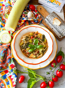 pasta con tenerumi zucchine pomodori pecorino basilico