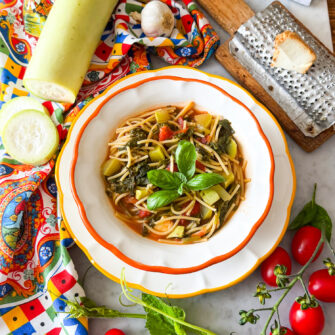 pasta con tenerumi zucchine pomodori pecorino basilico