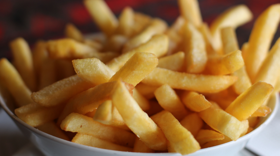 patatine fritte in una ciotolina bianca