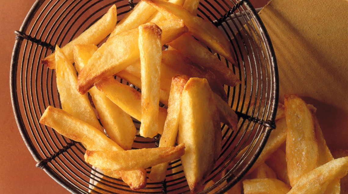 french fries dentro una schiumarola