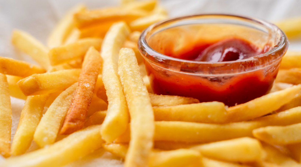 patatine fritte con salsa rossa