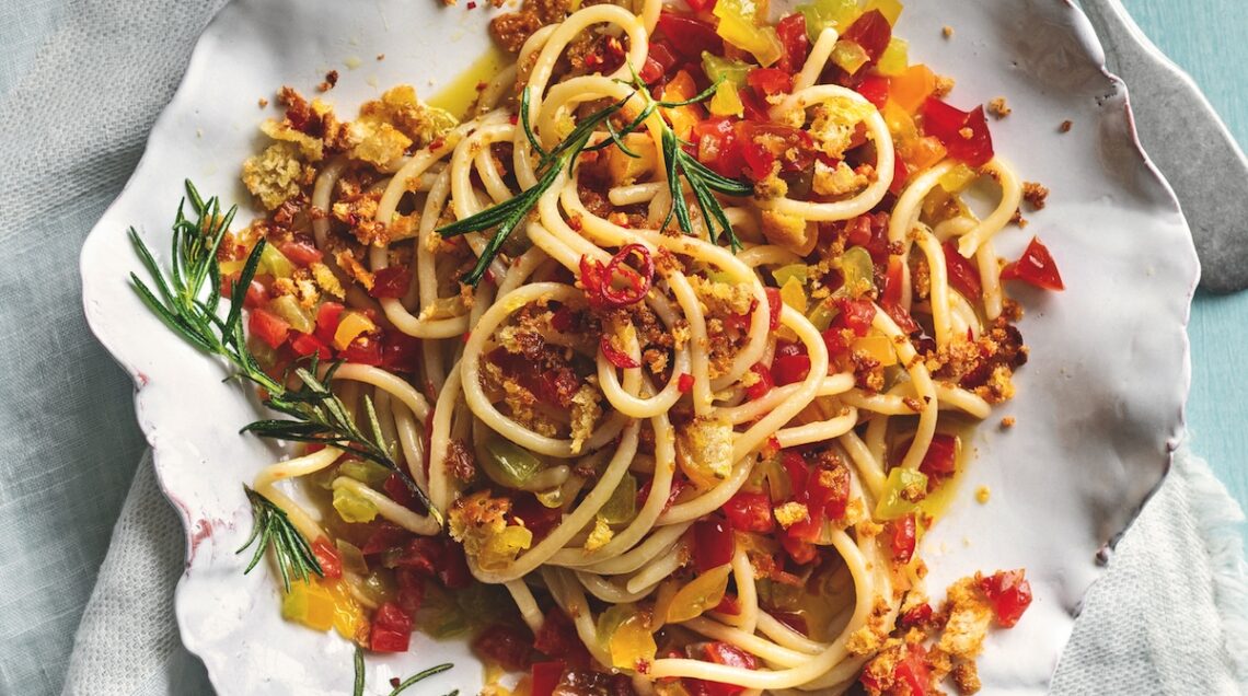 Pici con sugo di pomodori crudi e focaccia piccante