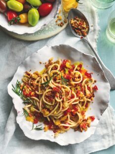 Pici con sugo di pomodori crudi e focaccia piccante