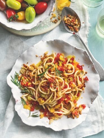 Pici con sugo di pomodori crudi e focaccia piccante
