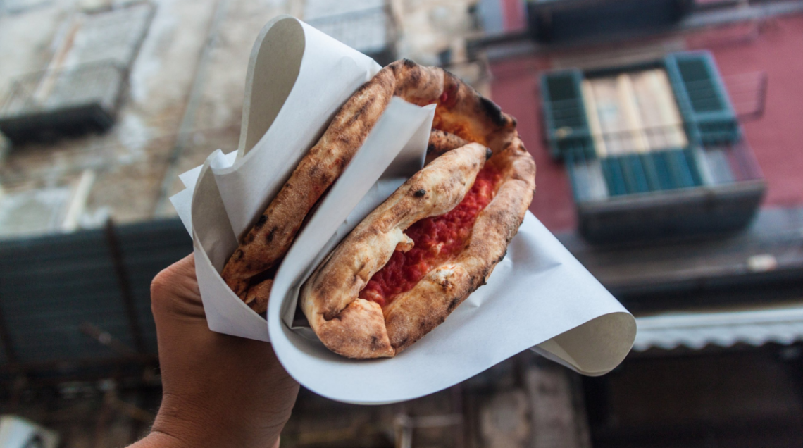 pizza napoletana a portafoglio tenuta in mano