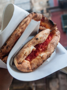 pizza napoletana a portafoglio tenuta in mano