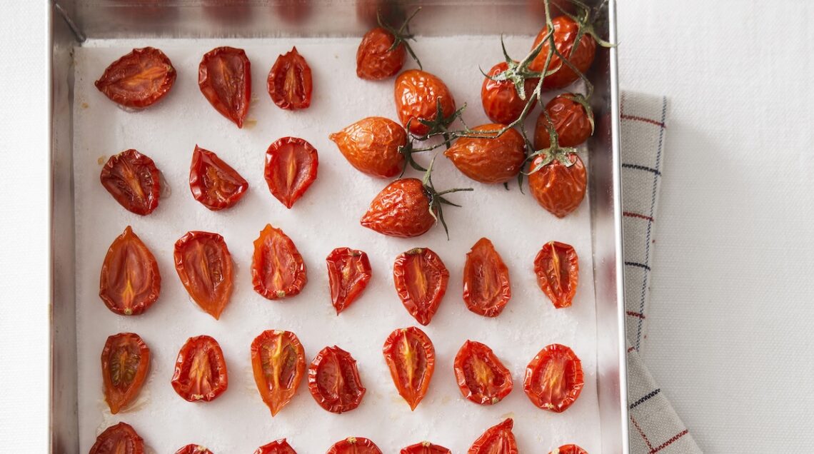 pomodorini confit su una teglia