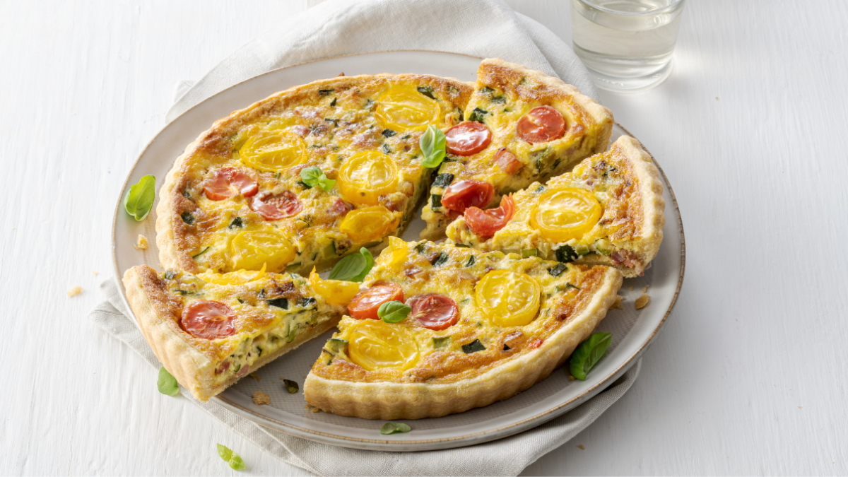 Quiche con zucchine, ciliegini colorati e pancetta