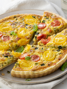 Quiche con zucchine, ciliegini colorati e pancetta