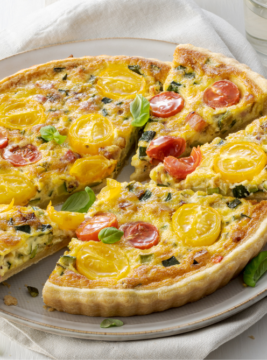 Quiche con zucchine, ciliegini colorati e pancetta