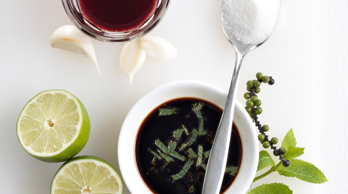 lime, salsa di soia, zucchero, aglio e menta per una marinata