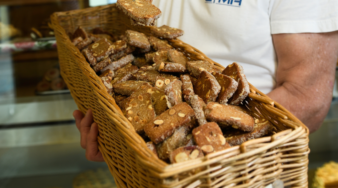 Un cesto di vimini rettangolare contiene dei biscotti della Forneria Tassotti