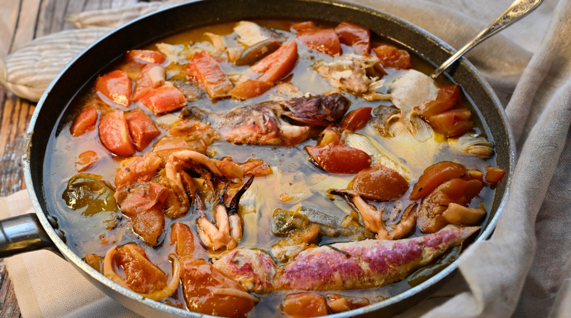 Una padella ricca di brodetto, piatto tipico di San Benedetto del Tronto
