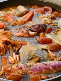 Una padella ricca di brodetto, piatto tipico di San Benedetto del Tronto