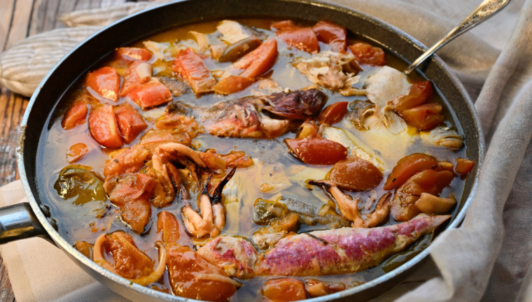 Una padella ricca di brodetto, piatto tipico di San Benedetto del Tronto