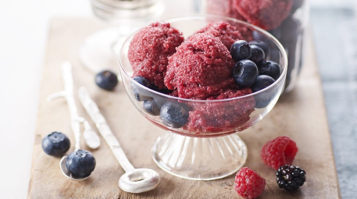 coppa di sorbetto di mora con mirtilli e lamponi freschi