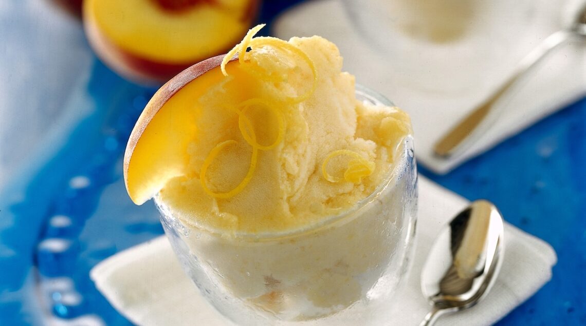 sorbetto di pesche in una coppa di vetro