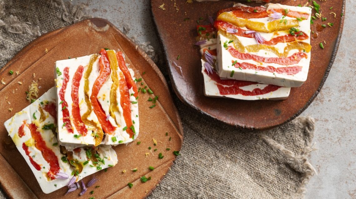 terrina di robiola e peperoni su due piatti diversi marroni