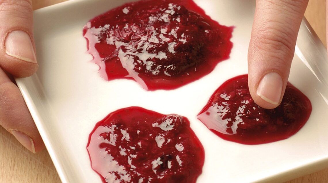 marmellata rossa sul piattino per testare la cottura