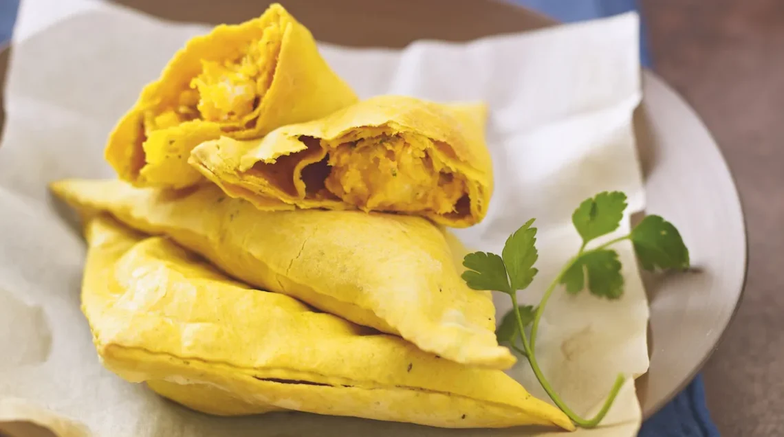 triangoli di baccalà e curcuma su un tovagliolo bianco