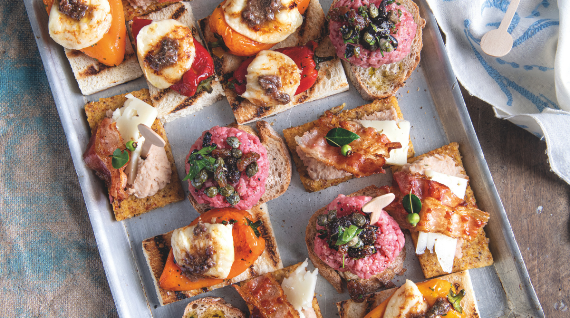 Tris di crostini: battua di fassona, polenta e boroltti, peperoni filanti