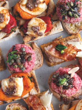 Tris di crostini: battua di fassona, polenta e boroltti, peperoni filanti