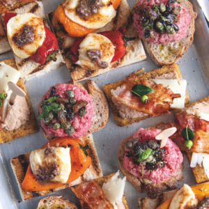 Tris di crostini: battua di fassona, polenta e boroltti, peperoni filanti