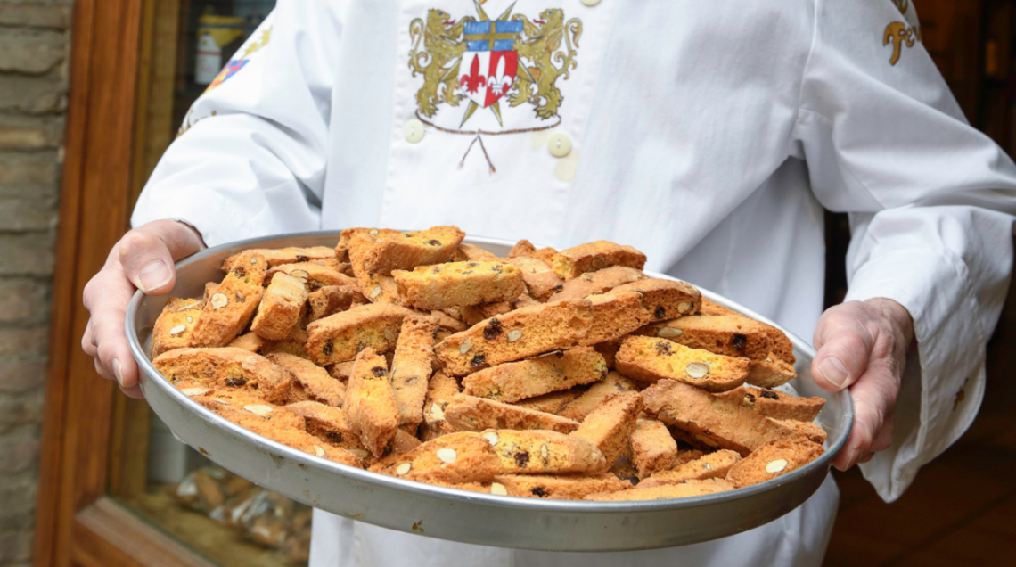 I cantucci di Federigo, rielaborazione artigianale del tradizionale cantuccio toscano, tenuti in mano in un vassoio