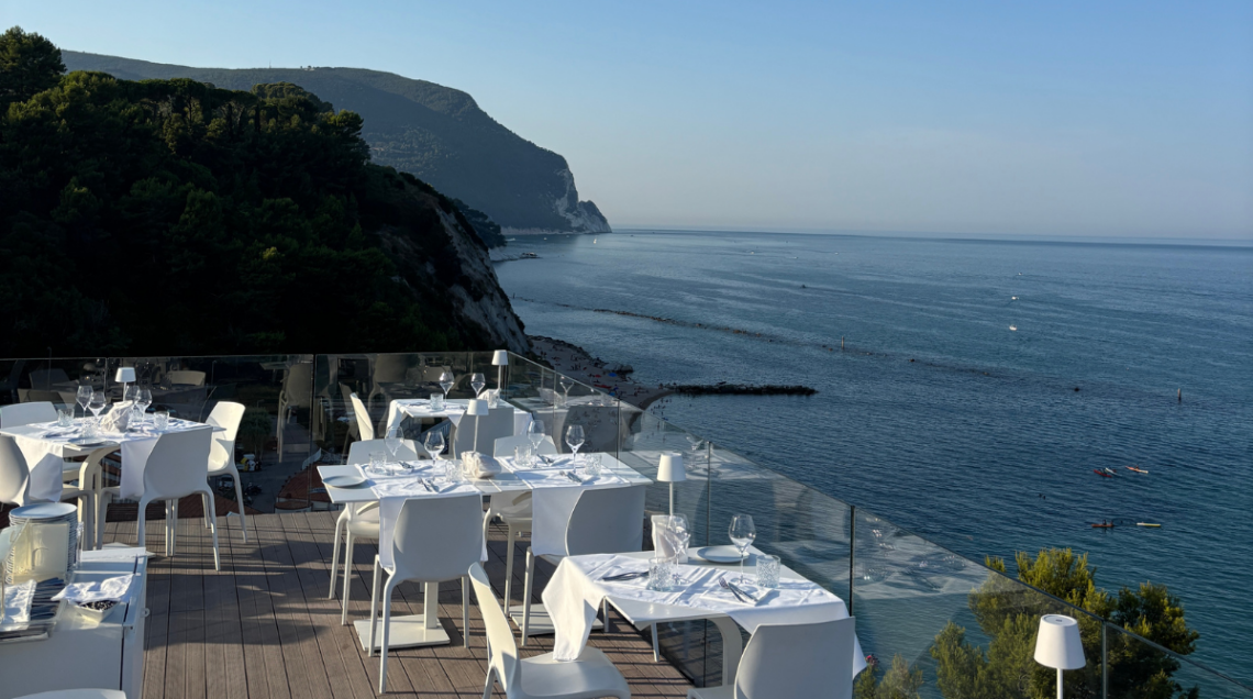 Vista mozzafiato dal Ristorante La Torre sul Conero