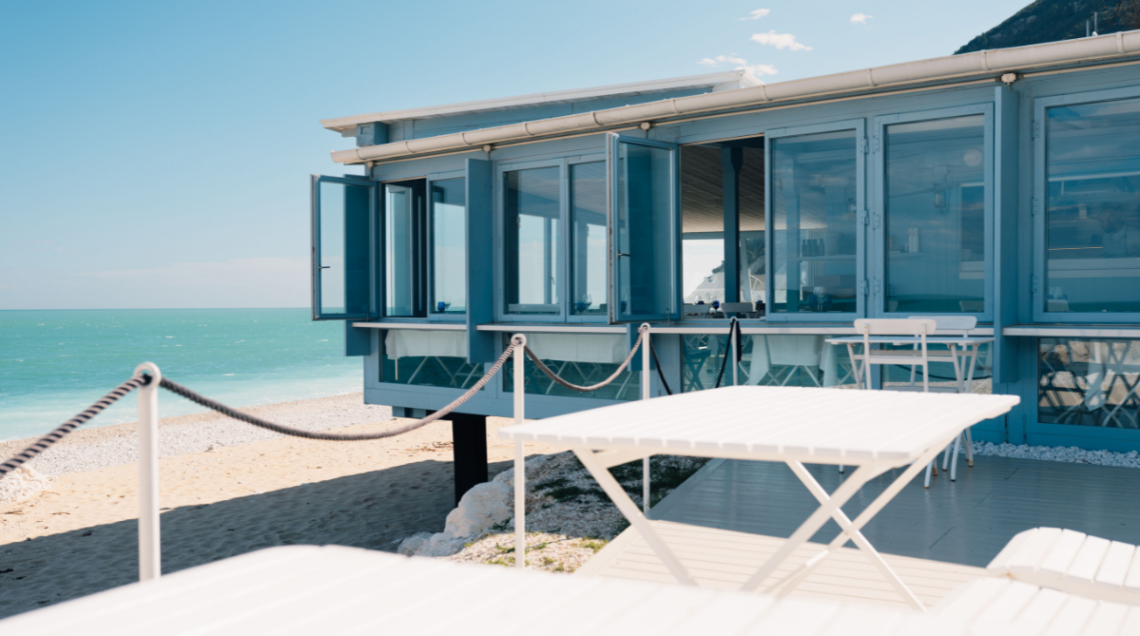 Vista dal ristorante Clandestino, una terrazza palafitta sulla spiaggia