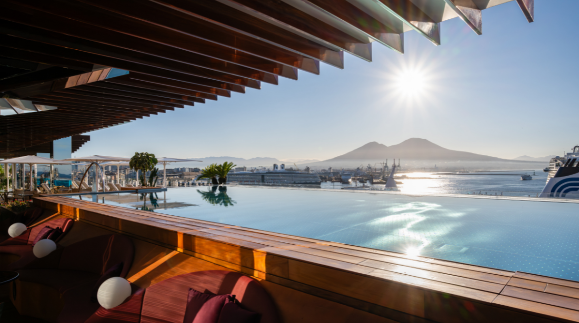 Vista dalla terrazza Krug, con piscina, del ROMEO Napoli