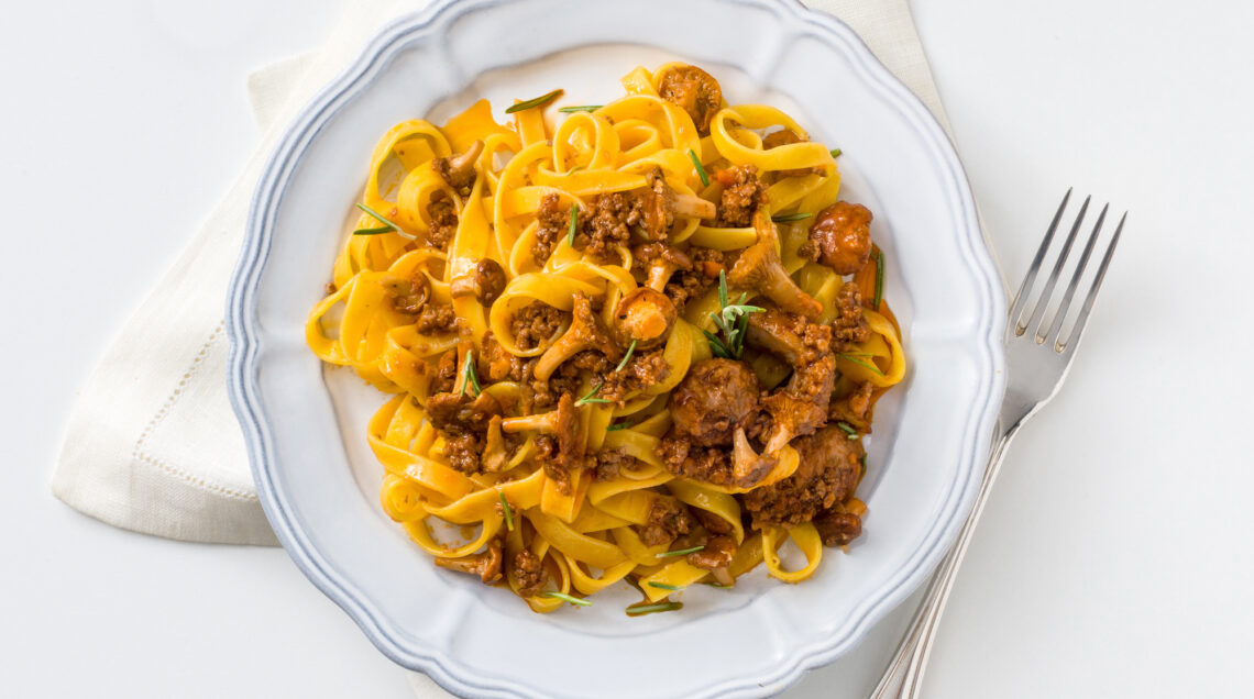 piatto di Tagliatelle al ragù, salamelle e finferli